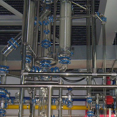 Batteria di condensatori in vetro e separatore di fase