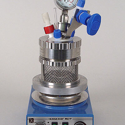 miniclave reattore da 50 ml in vetro su piastra riscaldante con agitazione