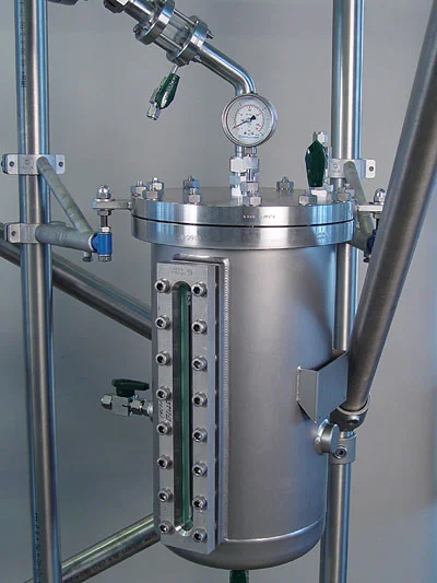 Receiver vessel with sight glass for level measurement