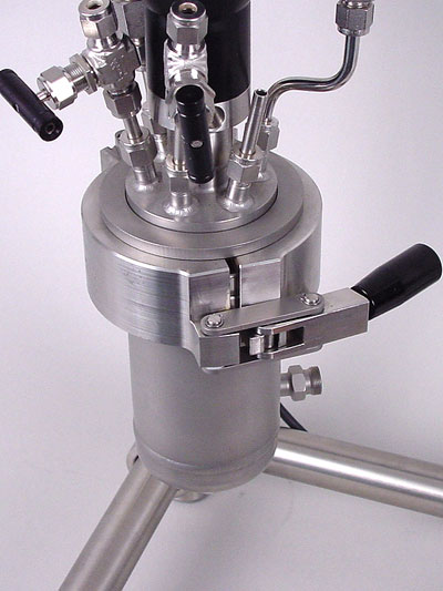 testata, molti ingressi per questa autoclave in piccola scala versatile